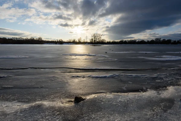 Färgglada vinter solnedgång på frusna floden is — Stockfoto