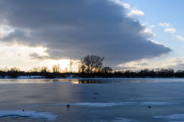 Färgglada vinter solnedgång på frusna floden is — Stockfoto