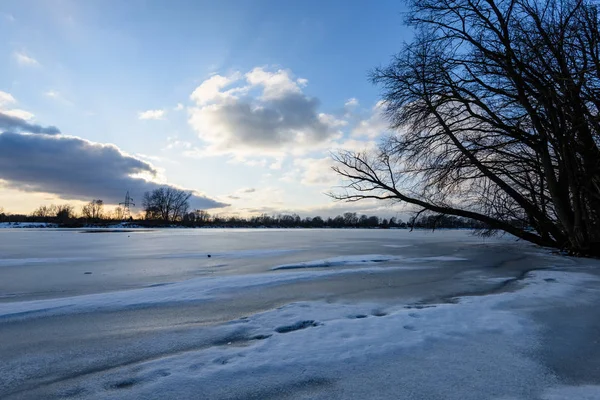 Coucher de soleil d'hiver coloré sur glace de rivière gelée — Photo