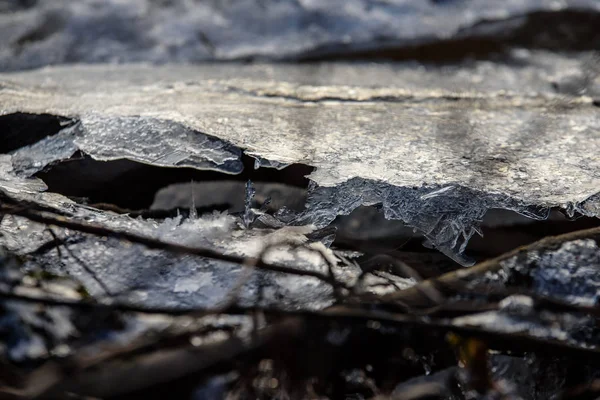 Cristaux de glace gelés sur la rivière — Photo
