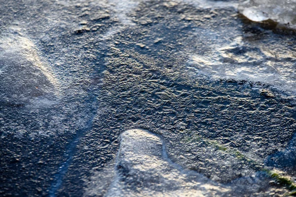 Gefrorene Eiskristalle auf dem Fluss — Stockfoto