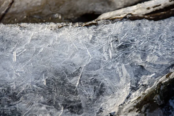 Fagyasztott jégkristályok a folyó — Stock Fotó