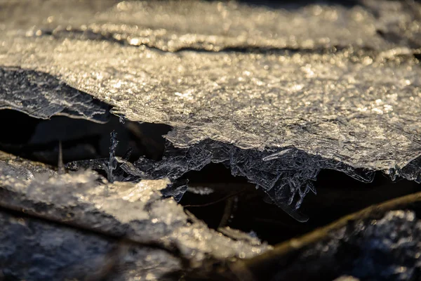 Bevroren ijskristallen op rivier — Stockfoto