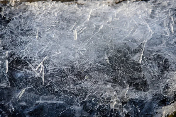 Cristaux de glace gelés sur la rivière — Photo