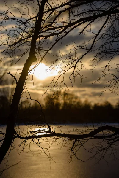 Colorido atardecer de invierno sobre hielo congelado río fondo borroso — Foto de Stock