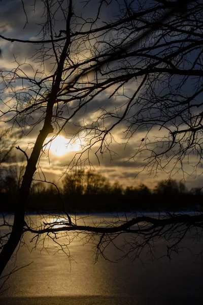 Coucher de soleil d'hiver coloré sur fond de flou glacé de rivière — Photo