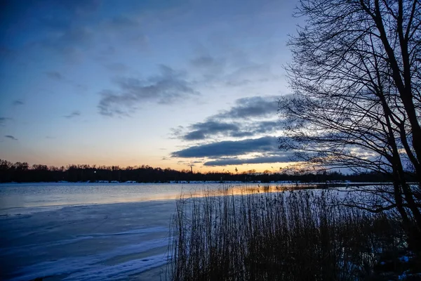 Coucher de soleil d'hiver coloré sur glace de rivière gelée — Photo