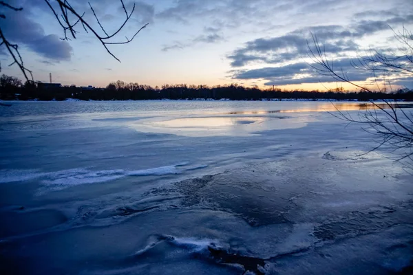 冰冻的河流冰上五颜六色的冬日日落 — 图库照片