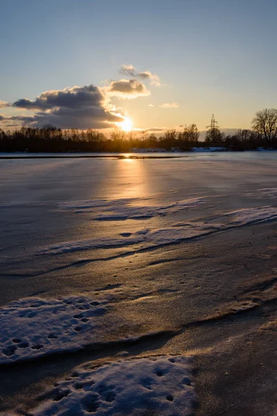 Colorful winter sunset on frozen river ice — Stock Photo, Image