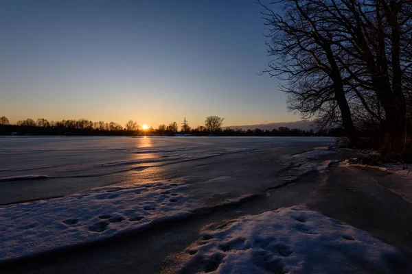 Coucher de soleil d'hiver coloré sur glace de rivière gelée — Photo