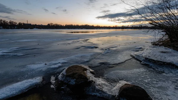 冰冻的河流冰上五颜六色的冬日日落 — 图库照片