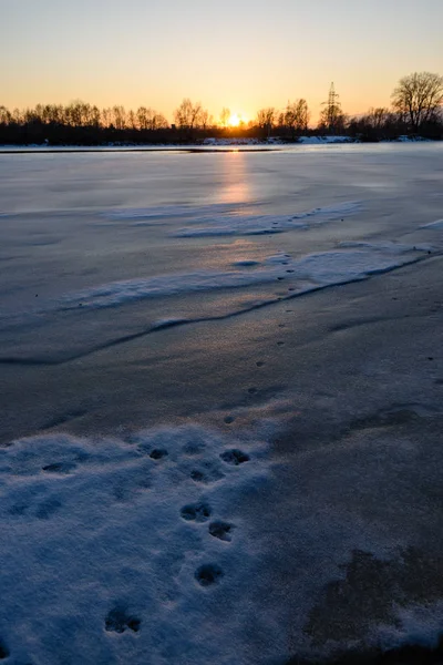 Colorful winter sunset on frozen river ice — Stock Photo, Image