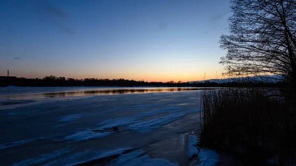 Színes téli naplemente a fagyasztott river jég — Stock Fotó