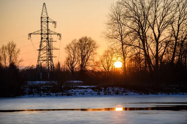 Πολύχρωμο Χειμώνας Ηλιοβασίλεμα με δέντρα και γραμμές ηλεκτρικού ρεύματος στο παρασκήνιο — Φωτογραφία Αρχείου