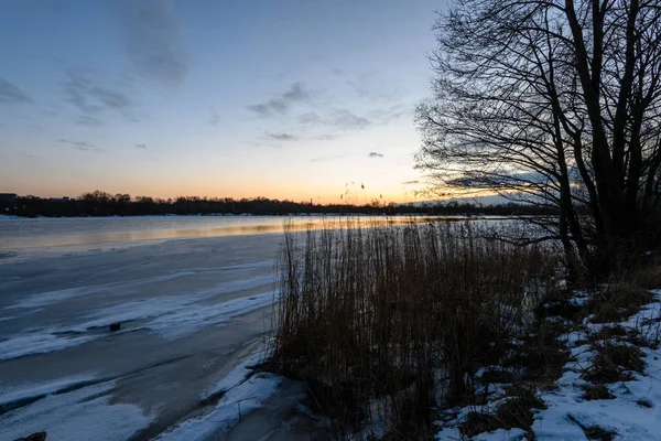 Zonsondergang in de kleurrijke winter op het bevroren rivier ijs — Stockfoto