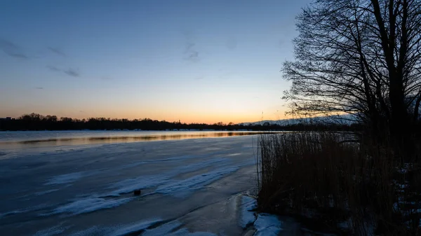 냉동된 강 얼음에 화려한 겨울 일몰 — 스톡 사진