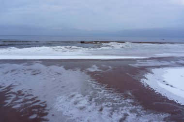 Donmuş buz kristalleri deniz sahilde