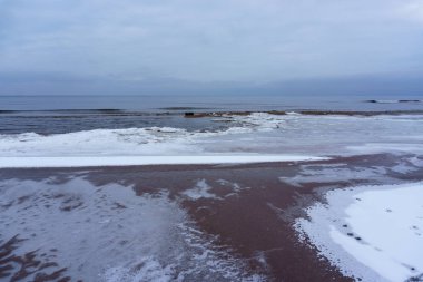 Donmuş buz kristalleri deniz sahilde