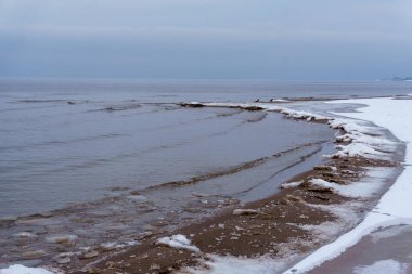 Donmuş buz kristalleri deniz sahilde