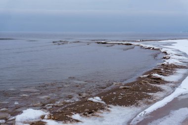 Donmuş buz kristalleri deniz sahilde