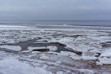 Donmuş buz kristalleri deniz sahilde