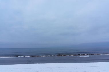 Donmuş buz kristalleri deniz sahilde