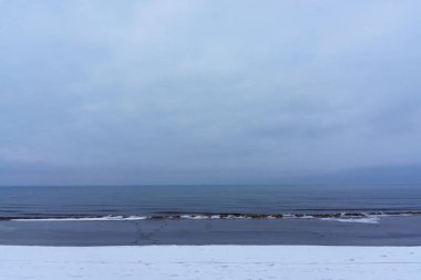 Donmuş buz kristalleri deniz sahilde