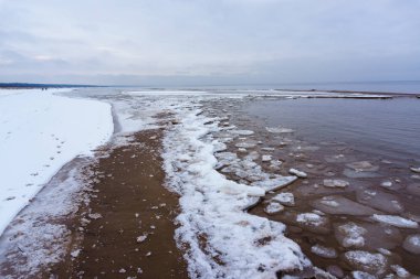 Donmuş buz kristalleri deniz sahilde
