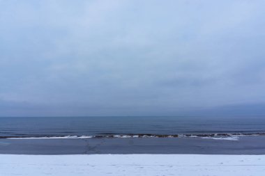 Donmuş buz kristalleri deniz sahilde