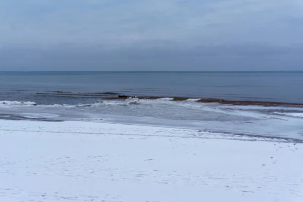 Bevroren ijskristallen op het zee-strand — Stockfoto