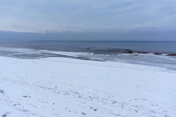Bevroren ijskristallen op het zee-strand — Stockfoto