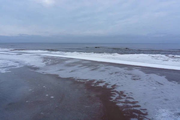 Cristaux de glace congelés sur la plage de la mer — Photo