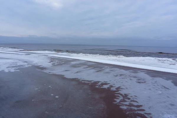 Fagyasztott jégkristályok a tengerre tengerparton — Stock Fotó