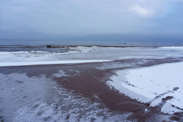 Cristales de hielo congelados en la playa del mar — Foto de Stock