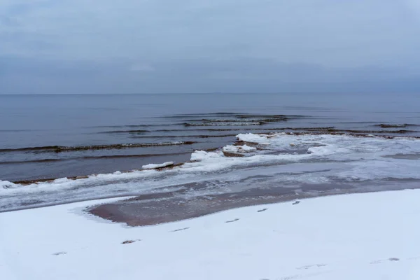 Заморожені кристали льоду на морському пляжі — стокове фото