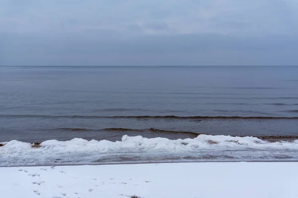 Cristais de gelo congelados na praia do mar — Fotografia de Stock