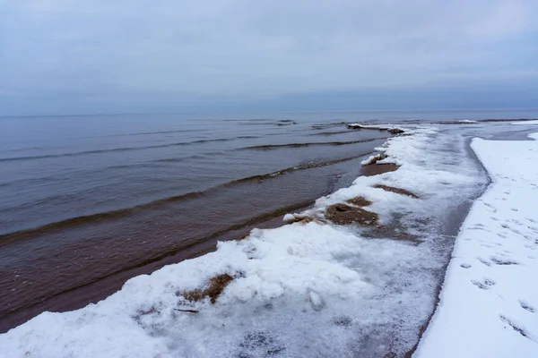 Cristales de hielo congelados en la playa del mar —  Fotos de Stock