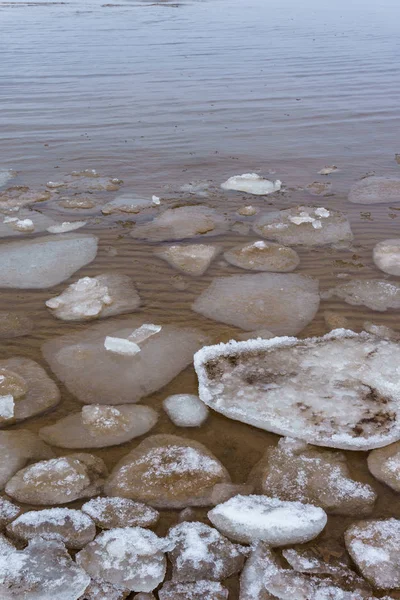 Kryształów lód mrożone na brzegu morza — Zdjęcie stockowe