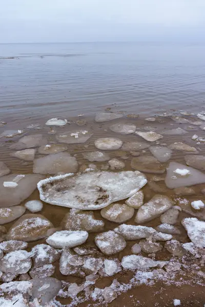 Kryształów lód mrożone na brzegu morza — Zdjęcie stockowe