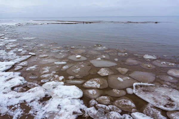 Cristalli di ghiaccio congelati sulla spiaggia del mare — Foto Stock