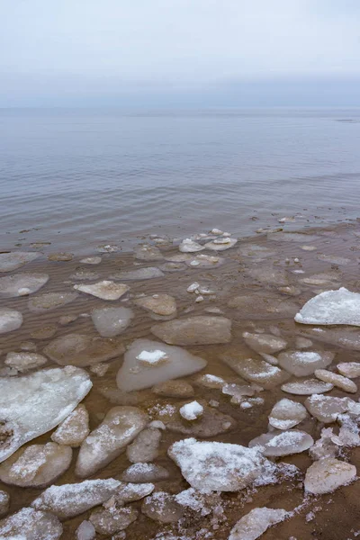 Zmrzlé ledové krystaly na pláži u moře — Stock fotografie