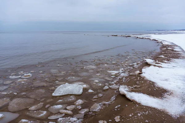 Cristales de hielo congelados en la playa del mar —  Fotos de Stock