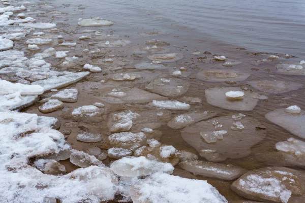 Gefrorene Eiskristalle am Meeresstrand — Stockfoto