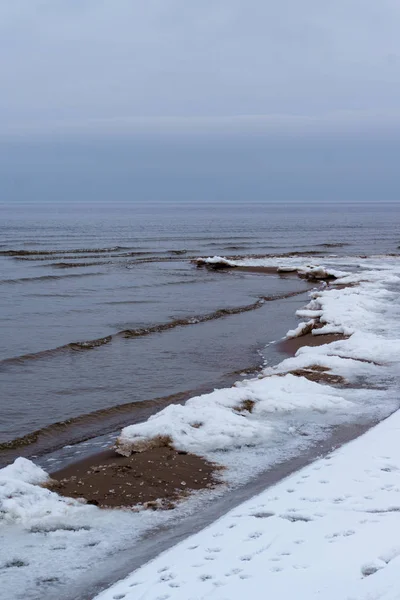 Cristaux de glace congelés sur la plage de la mer — Photo