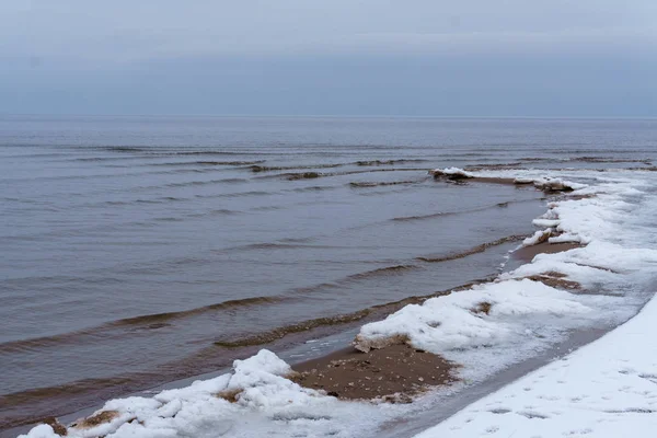 Gefrorene Eiskristalle am Meeresstrand — Stockfoto