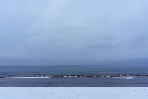 Cristales de hielo congelados en la playa del mar — Foto de Stock