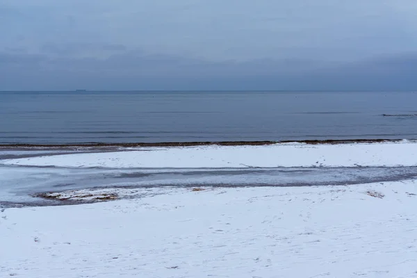 Cristais de gelo congelados na praia do mar — Fotografia de Stock