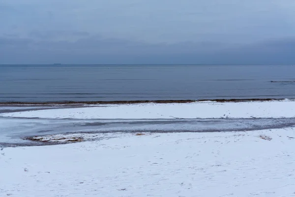 Cristaux de glace congelés sur la plage de la mer — Photo