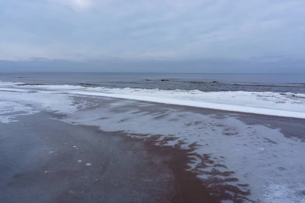 Cristales de hielo congelados en la playa del mar —  Fotos de Stock