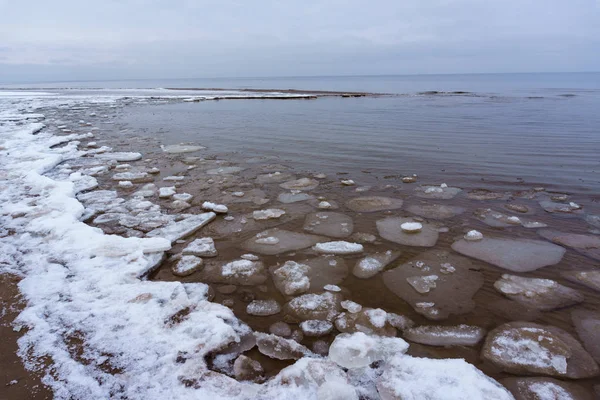 Cristales de hielo congelados en la playa del mar —  Fotos de Stock